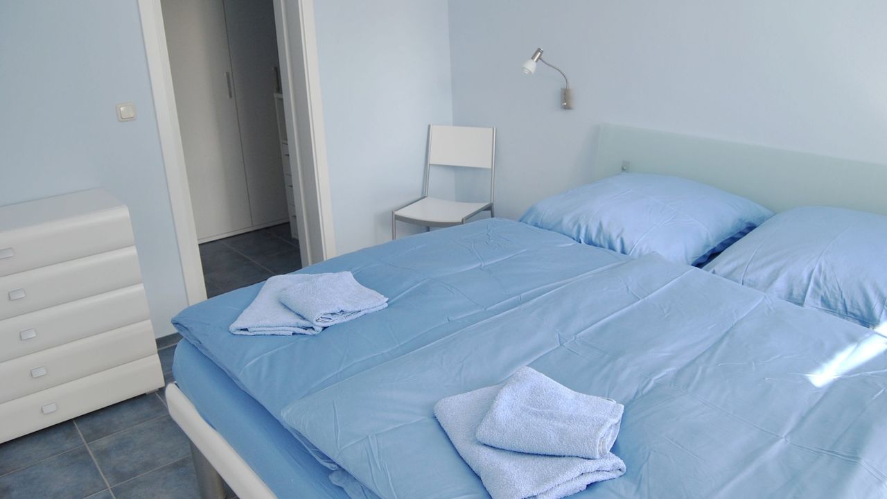 Schlafzimmer mit Doppelbett und Kleiderschrank Schlafzimmer mit Doppelbett und Kleiderschrank